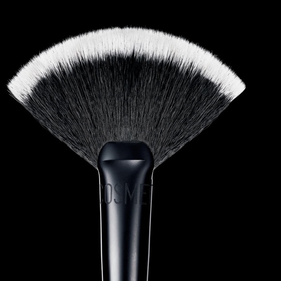 Melt cosmetics 713 CONTOUR FAN BRUSH - Picture 2 of 2